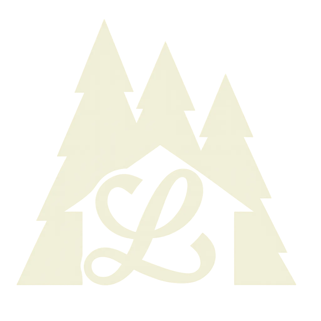 Logo mit stilisierten drei Nadelbäumen hinter einem Haus mit einem geschwungenen L in der Mitte.