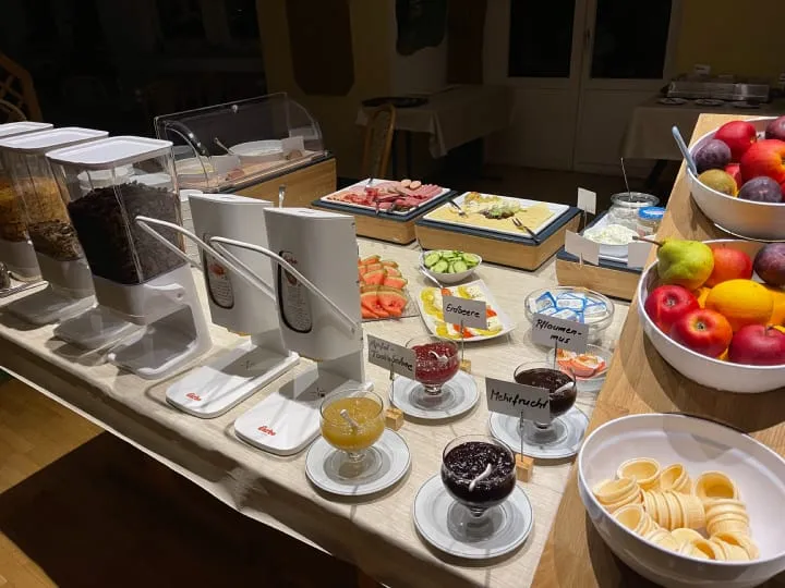 Buffet mit verschiedenen warmen und kalten Speisen sowie Desserts.